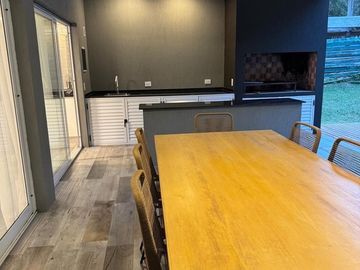 Casa en venta en Costa Esmeralda 5 ambientes Cochera