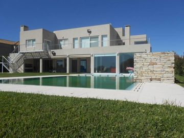 CASA EN VENTA CON RENTA EN HARAS SANTA MARIA – MAROTO PROPIEDADES