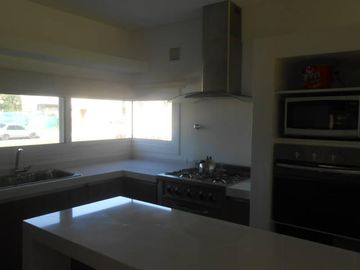 CASA EN VENTA CON RENTA EN HARAS SANTA MARIA – MAROTO PROPIEDADES