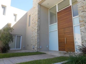 CASA EN VENTA CON RENTA EN HARAS SANTA MARIA – MAROTO PROPIEDADES