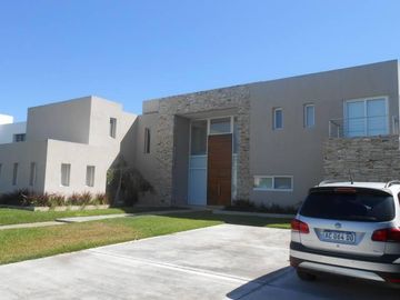 CASA EN VENTA CON RENTA EN HARAS SANTA MARIA – MAROTO PROPIEDADES