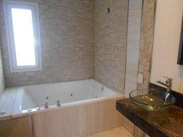 CASA EN VENTA CON RENTA EN HARAS SANTA MARIA – MAROTO PROPIEDADES