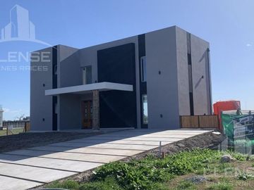 Casa 4 ambientes en 2 plantas vista Laguna en venta - Barrio Sebastian Gaboto - Pueblos del Plata