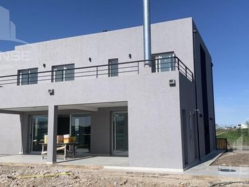 Casa 4 ambientes en 2 plantas vista Laguna en venta - Barrio Sebastian Gaboto - Pueblos del Plata