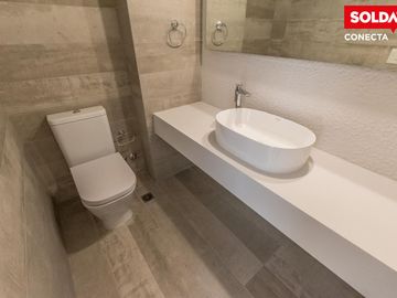 Departamento en venta de 4 ambientes en Caballito con balcón y patio. Excelente construcción.