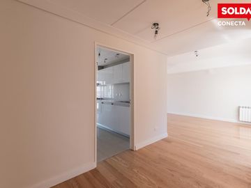 Departamento en venta de 4 ambientes en Caballito con balcón y patio. Excelente construcción.