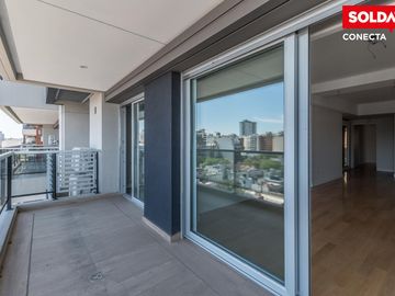 Departamento en venta de 4 ambientes en Caballito con balcón y patio. Excelente construcción.