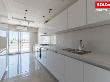 Departamento en venta de 4 ambientes en Caballito con balcón y patio. Excelente construcción.