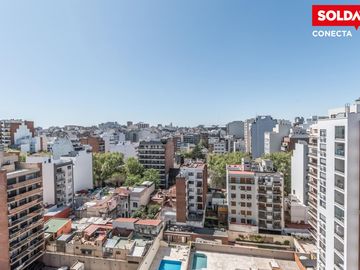 Departamento en venta de 4 ambientes en Caballito con balcón y patio. Excelente construcción.