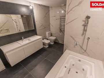 Departamento en venta de 4 ambientes en Caballito con balcón y patio. Excelente construcción.