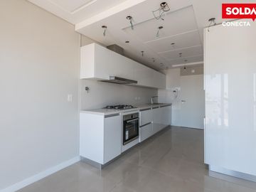 Departamento en venta de 4 ambientes en Caballito con balcón y patio. Excelente construcción.