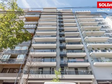 Departamento en venta de 4 ambientes en Caballito con balcón y patio. Excelente construcción.