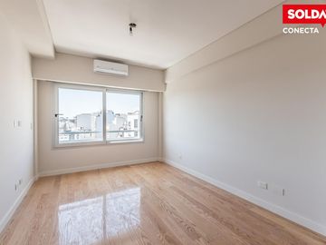 Departamento en venta de 4 ambientes en Caballito con balcón y patio. Excelente construcción.