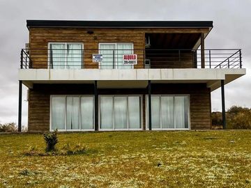 Casa en venta - 2 Dormitorios 2 Baños - Cocheras - 160Mts2 - Neuquén