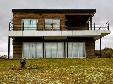 Casa en venta - 2 Dormitorios 2 Baños - Cocheras - 160Mts2 - Neuquén