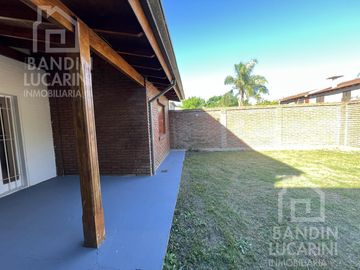 Casa en  Venta en Berazategui 3 Habitaciones. Impecable.