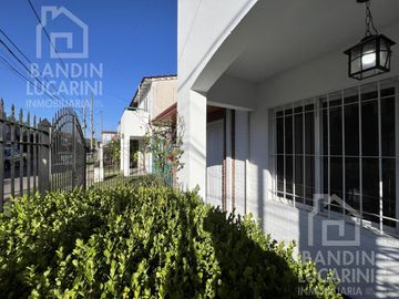 Casa en  Venta en Berazategui 3 Habitaciones. Impecable.