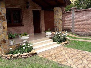 Casa - La Cumbre Cordoba 4 ambientes, 3 baños mas toilette, escritorio, gran parque.