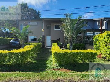 Se vende casa en barrio Privado Panambi
