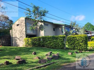 Se vende casa en barrio Privado Panambi