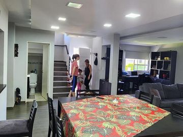 Se vende casa en barrio Privado Panambi