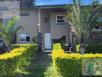 Se vende casa en barrio Privado Panambi