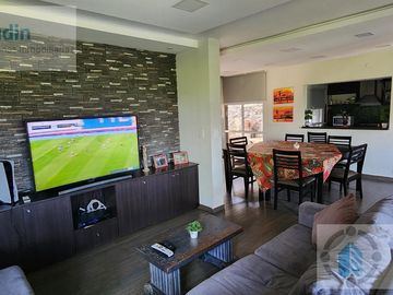 Se vende casa en barrio Privado Panambi