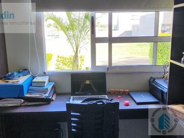 Se vende casa en barrio Privado Panambi