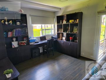 Se vende casa en barrio Privado Panambi