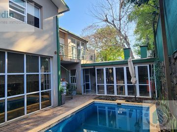 Se vende casa en barrio Privado Panambi