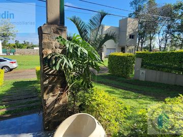 Se vende casa en barrio Privado Panambi