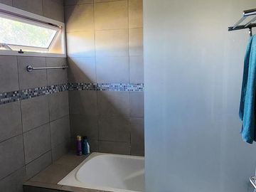 Se vende casa en barrio Privado Panambi