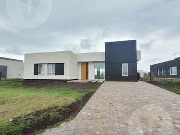 Casa en venta con renta - Barrio San Simon, Canning