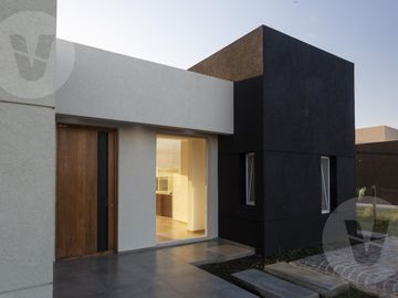 Casa en venta con renta - Barrio San Simon, Canning