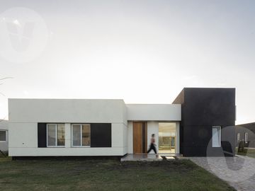 Casa en venta con renta - Barrio San Simon, Canning