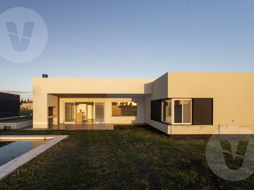 Casa en venta con renta - Barrio San Simon, Canning