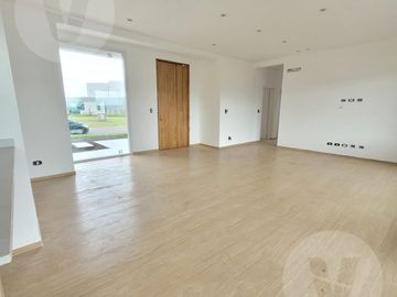 Casa en venta con renta - Barrio San Simon, Canning