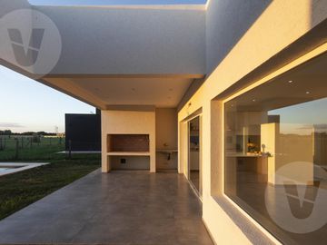 Casa en venta con renta - Barrio San Simon, Canning