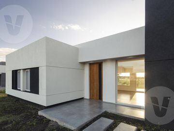Casa en venta con renta - Barrio San Simon, Canning