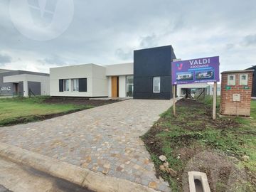 Casa en venta con renta - Barrio San Simon, Canning