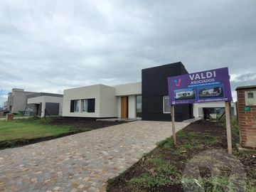 Casa en venta con renta - Barrio San Simon, Canning