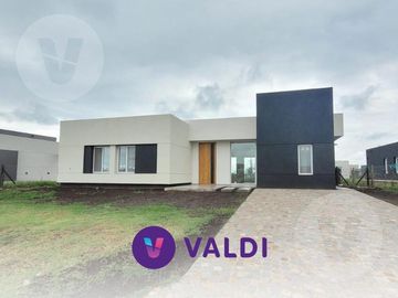 Casa en venta con renta - Barrio San Simon, Canning