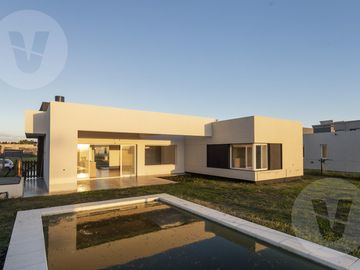 Casa en venta con renta - Barrio San Simon, Canning