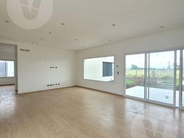 Casa en venta con renta - Barrio San Simon, Canning