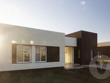 Casa en venta con renta - Barrio San Simon, Canning