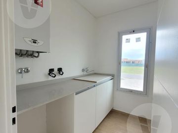 Casa en venta con renta - Barrio San Simon, Canning