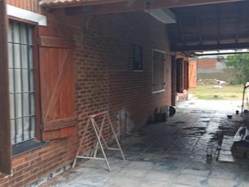 Casa en venta - 3 dormitorios 2 baños  - jardín parquizado 140mts2 - San Bernardo Del Tuyu