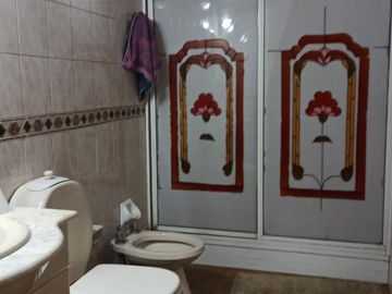 Casa en venta - 3 dormitorios 2 baños  - jardín parquizado 140mts2 - San Bernardo Del Tuyu