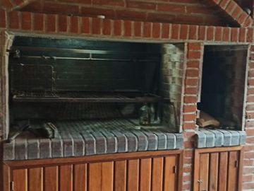 Casa en venta - 3 dormitorios 2 baños  - jardín parquizado 140mts2 - San Bernardo Del Tuyu