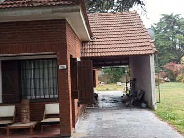 Casa en venta - 3 dormitorios 2 baños  - jardín parquizado 140mts2 - San Bernardo Del Tuyu